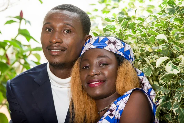 Jovem Casal Africano Sentado Parque Abraçando Olhando Para Câmera Sorrindo — Fotografia de Stock