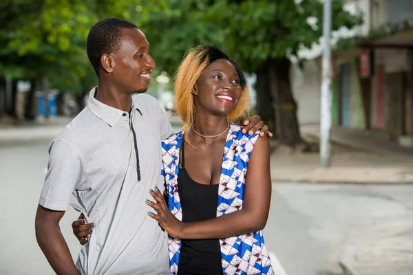 Young Couple Street Laughing — Stock Photo, Image