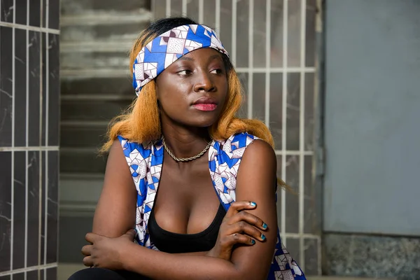 Başı dertte olan üzgün genç bir kadın, düşüncelere dalmış, dışarıda oturuyor. Çözülmemiş bir sorun.