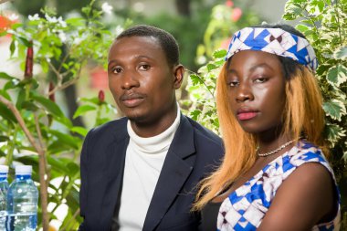 Mutlu genç çift dışarıda masada iki şişenin önünde oturuyor yaz boyunca bir kafede buluşuyorlar.