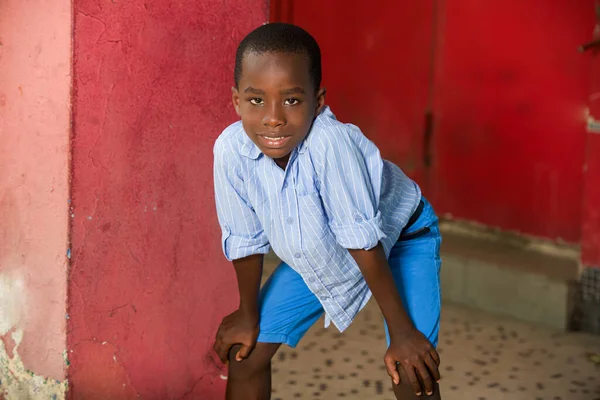 Boldog Fiú Játszik Egyedül Szabadban Hogy Hajlított Kézzel Térd Kamerába — Stock Fotó
