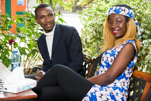 Jovem Casal Africano Sentado Parque Assistindo Câmera Sorrindo — Fotografia de Stock