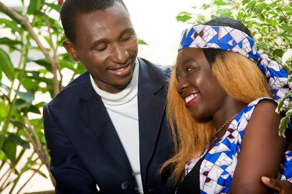 Glückliches Paar Mit Einem Romantischen Moment Freien Attraktive Lächelnde Frau — Stockfoto