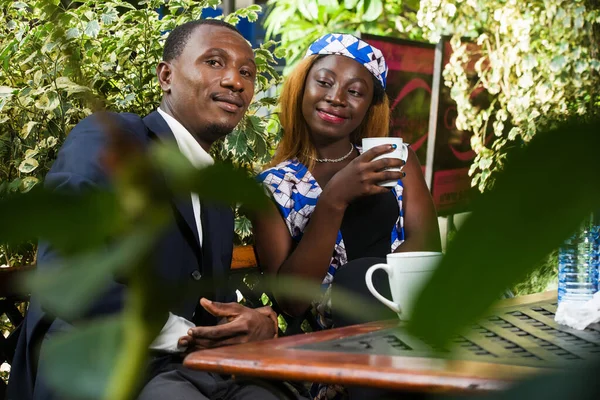 Young Couple Sitting Park Drinking Tea While Smiling — Stock Photo, Image