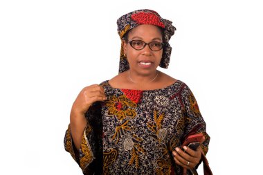 Afrikalı yetişkin bir kadın peştemalli beyaz arka planda kameraya bakarken konuşuyor..