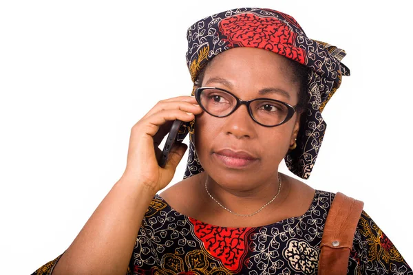 Afrykański Dojrzałe Kobieta Przepaska Stojąc Biały Tło Komunikowanie Telefon Komórkowy — Zdjęcie stockowe