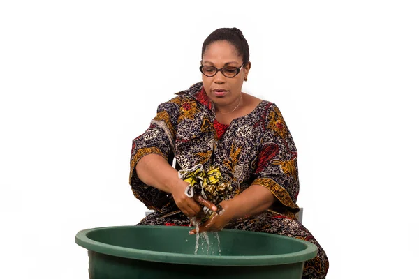 Maturo Africano Donna Loincloth Seduta Fare Bucato — Foto Stock