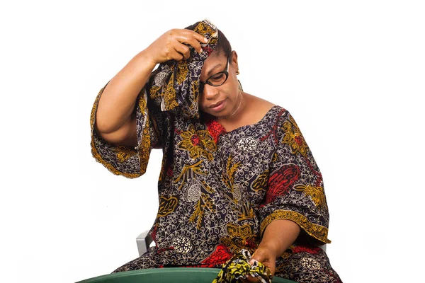 African Woman Sitting Washing Clothes Big Green Bowl While Arranging — Stock Photo, Image