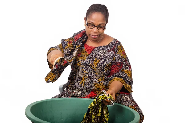 African Woman Sitting Washing Clothes Big Green Bowl While Arranging — Stock Photo, Image