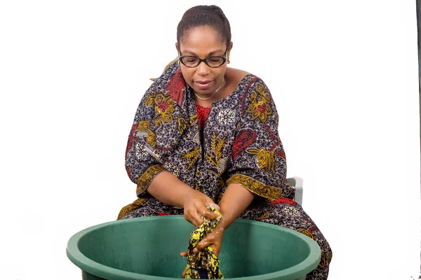 Sonriente Mujer Africana Sentada Lavando Ropa Gran Tazón Verde Aislado —  Fotos de Stock