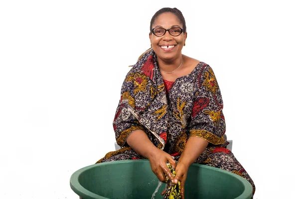 Donna Africana Sorridente Seduta Lavare Vestiti Una Grande Ciotola Verde — Foto Stock