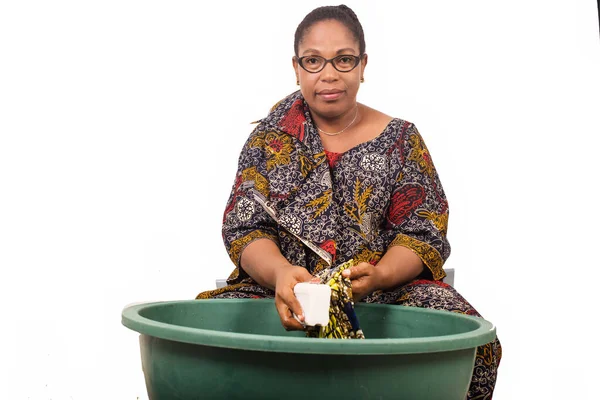 Sorridente Donna Africana Seduta Lavare Vestiti Con Grande Pezzo Sapone — Foto Stock