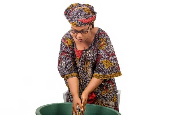 Donna Africana Piedi Sopra Ciotola Della Lavanderia Lavare Vestiti Isolati — Foto Stock