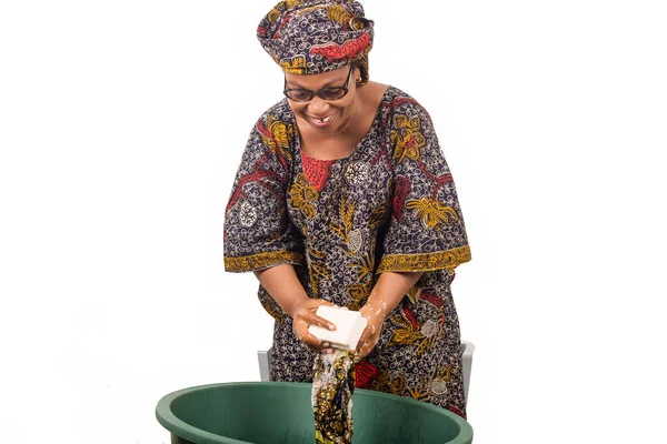 Mujer Africana Pie Sobre Lavadero Lava Ropa Con Gran Pedazo —  Fotos de Stock