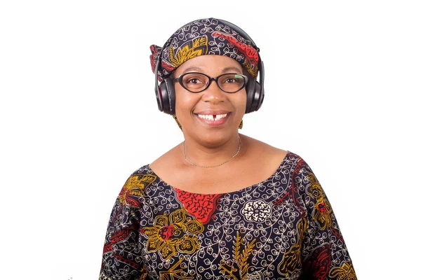 Lächelnde Afrikanerin Afrikanischem Lendenschurz Und Schal Die Musik Mit Kopfhörern — Stockfoto