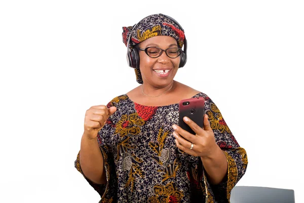 Donna Africana Matura Perizoma Ascoltare Musica Utilizzando Cuffie Cellulare Con — Foto Stock