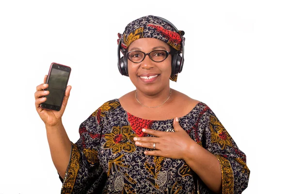 Donna Africana Matura Perizoma Ascoltare Musica Utilizzando Cuffie Cellulare Con — Foto Stock