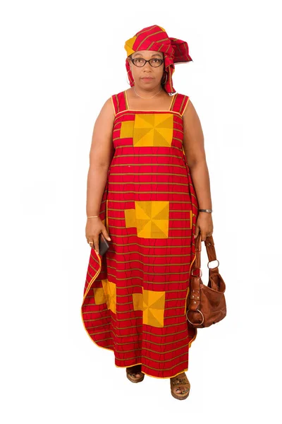 Ώριμη Γυναίκα Κόκκινο Αφρικανικό Ντύσιμο Μαντήλι Κεφαλής Στέκεται Κοιτάζοντας Κάμερα — Φωτογραφία Αρχείου