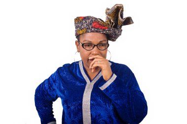 Olgun Afrikalı kadın mavi elbisesiyle beyaz arka planda duruyor..