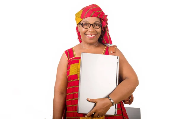 Reife Geschäftsfrau Steht Auf Weißem Hintergrund Und Lächelt Mit Laptop — Stockfoto