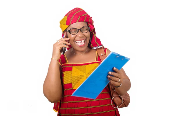 Dojrzała Bizneswoman Stojąca Białym Tle Komunikując Się Przez Telefon Komórkowy — Zdjęcie stockowe