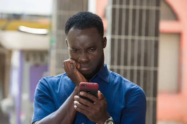 Jonge Man Buiten Staan Denken Met Mobiele Telefoon Hand — Stockfoto