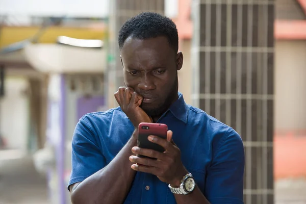 Jeune Homme Debout Dehors Pensant Avec Téléphone Portable Main — Photo