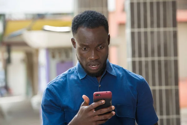 Jovem Homem Livre Pensando Com Telefone Celular Mão — Fotografia de Stock