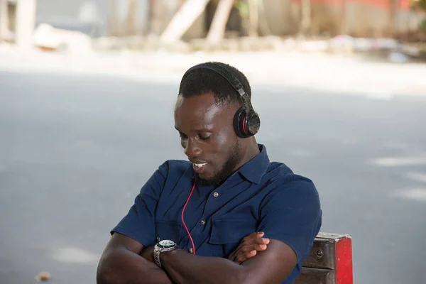 Jovem Sentado Livre Ouvindo Música Usando Fones Ouvido — Fotografia de Stock