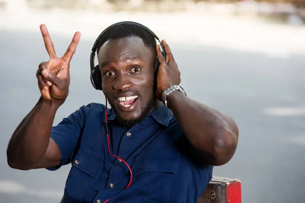 Jovem Sentado Livre Ouvindo Música Usando Fone Ouvido Com Gesto — Fotografia de Stock