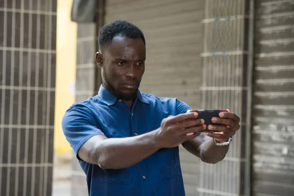 Forte Surpresa Rosto Cara Bonito Lendo Uma Mensagem Telefone Inteligente — Fotografia de Stock