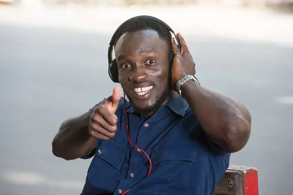 Genç Adam Dışarıda Oturup Müzik Dinliyor Kameraya Gülümserken Tatmin Edici — Stok fotoğraf