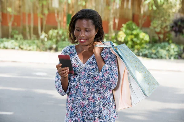 Шоппинг Женщина Смеется Глядя Экран Своего Портативного Устройства Африканка Ищет — стоковое фото