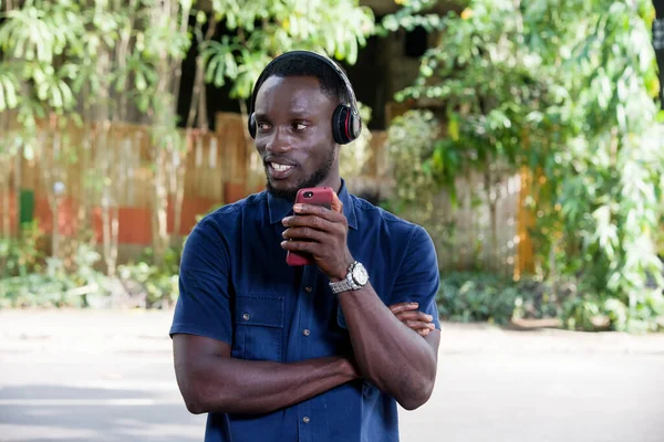 Jovem Livre Olhando Perfil Perfil Sorrindo Com Telefone Celular Enquanto — Fotografia de Stock