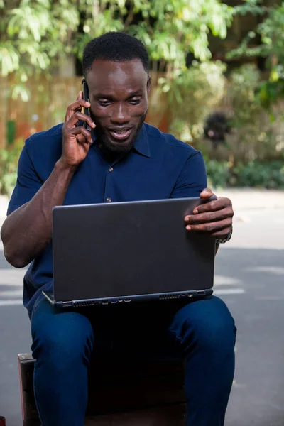 Jeune Homme Assis Extérieur Communiquer Avec Téléphone Mobile Regarder Ordinateur — Photo