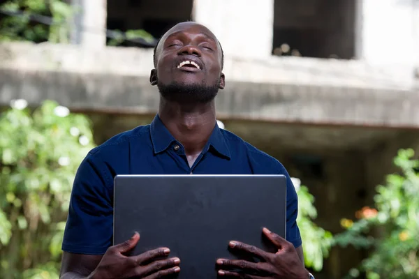 Jovem Sentado Livre Sorrindo Com Olhos Fechados Com Laptop — Fotografia de Stock