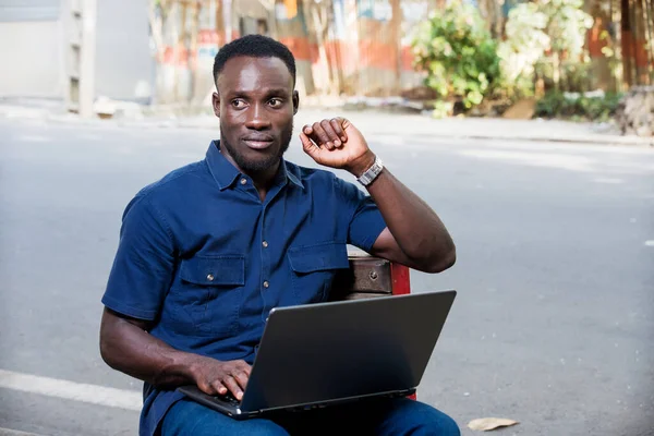 Jeune Homme Assis Dehors Pensant — Photo