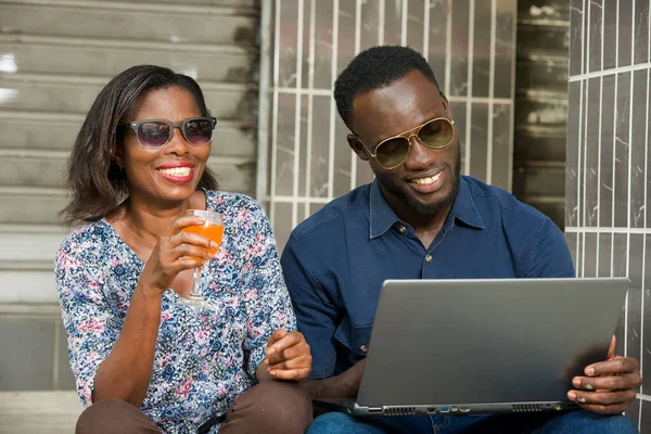 Pareja Joven Mujer Hombre Bebiendo Jugo Mientras Mira Fotos Trabaja —  Fotos de Stock