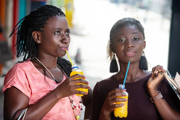 Giovani Ragazze Shopping Con Bottiglie Succo Mano — Foto Stock