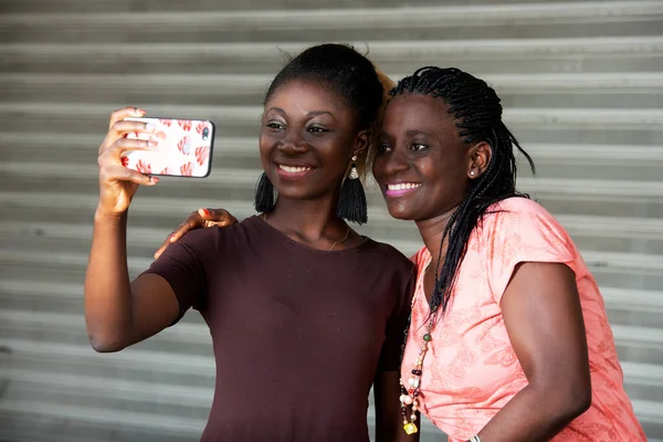Two Young Friends Taking Picture Themselves Smart Phone Smiling — Stock Photo, Image