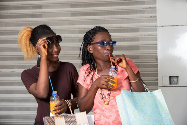 Chicas Jóvenes Pie Vasos Viendo Algo Con Botellas Jugo Mano —  Fotos de Stock