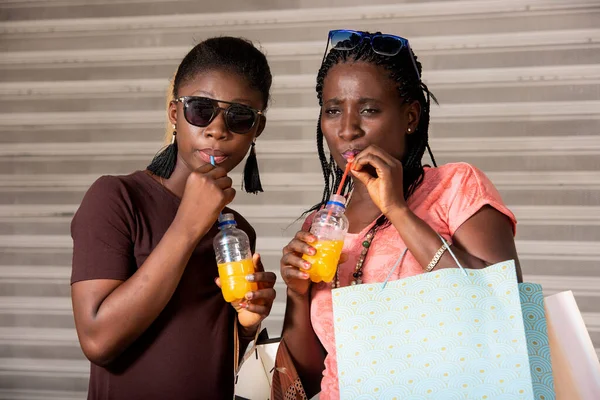 Chicas Jóvenes Pie Gafas Sol Beber Jugo Frutas Después Compras —  Fotos de Stock