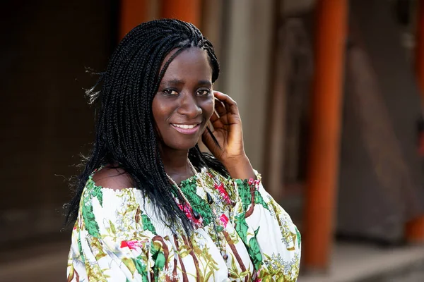 Junge Afrikanerin Steht Draußen Und Blickt Lächelnd Die Kamera — Stockfoto