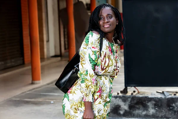 Young African Woman Standing Outdoors Looking Camera Smiling — Stock Photo, Image