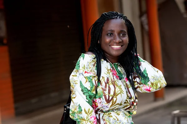 Junge Afrikanerin Steht Draußen Und Blickt Lächelnd Die Kamera — Stockfoto