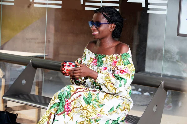Молодая Женщина Солнечных Очках Улыбается Мобильным Телефоном Руке — стоковое фото