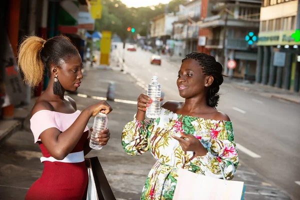 Zwei Junge Frauen Mit Einkaufstüten Trinken Nach Dem Einkauf Der — Stockfoto