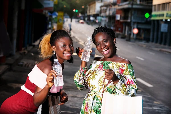 Mujeres Jóvenes Paradas Aire Libre Mirando Cámara Sonriendo Con Botellas —  Fotos de Stock