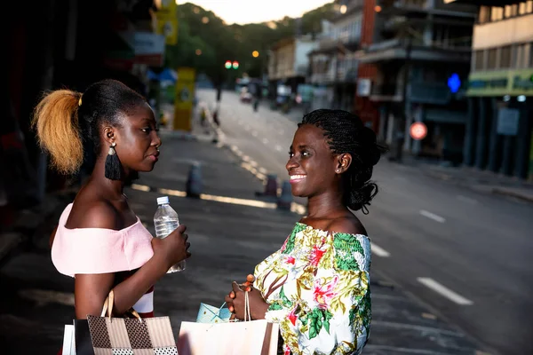 Genç Kadınlar Dışarıda Durup Alışveriş Yaptıktan Sonra Gülümsüyor — Stok fotoğraf