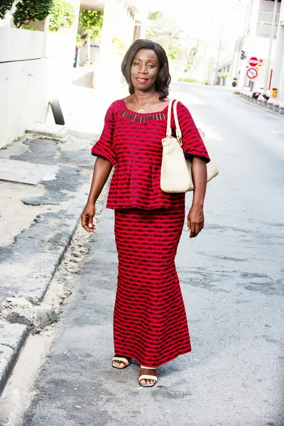 Mature African Woman Standing Outdoors Looking Camera Smiling Handbag — Stock Photo, Image